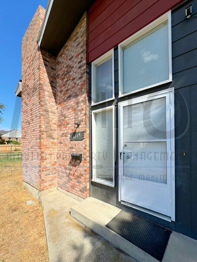 Building Photo - Charming 2 Bedroom Duplex