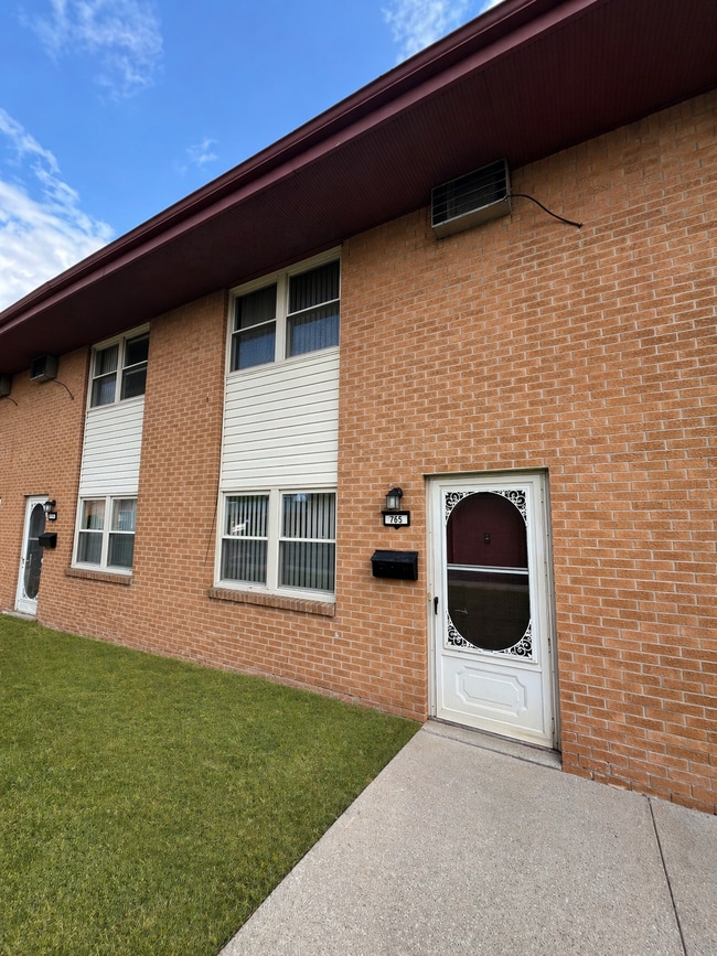 Building Photo - 765 N Macomb St