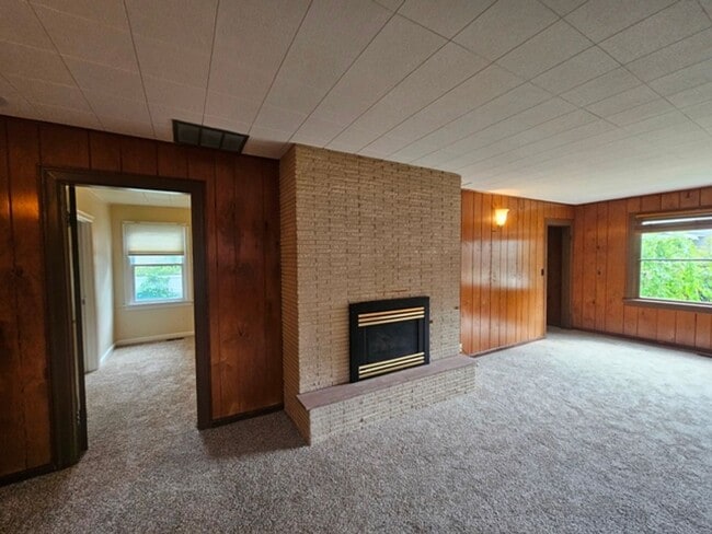Foto del edificio - 4Bd/2Ba Two Story House-For Viewing!
