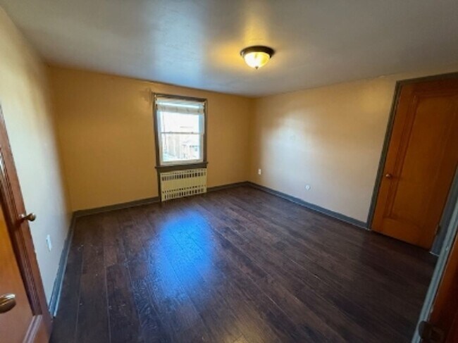 Building Photo - 122 Division St