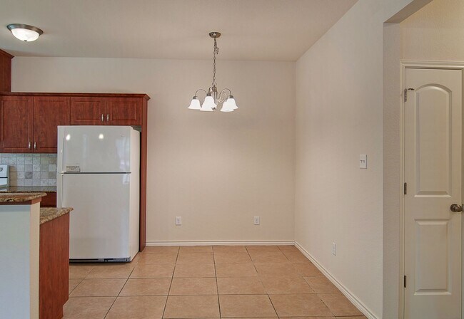 Foto del edificio - Sublease Available for January 1st!! Fantastic 3 Bed, 3 Bath Duplex in Aggies Acres!