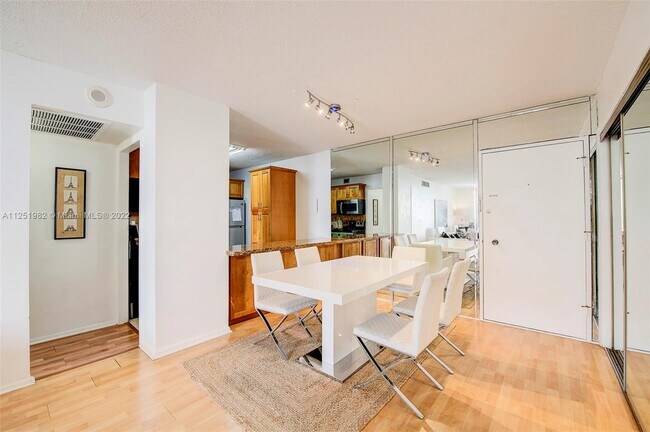 Foto del edificio - 5555 Collins Ave