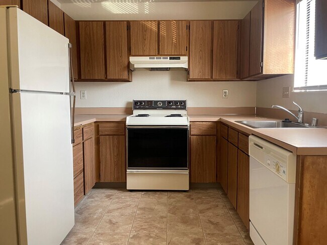 Foto del edificio - 611 N Baker Ave