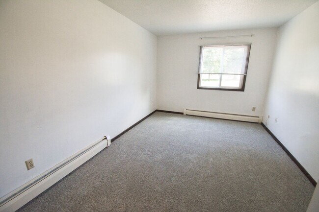 Building Photo - Main floor 2br condo steps from the Dougla...