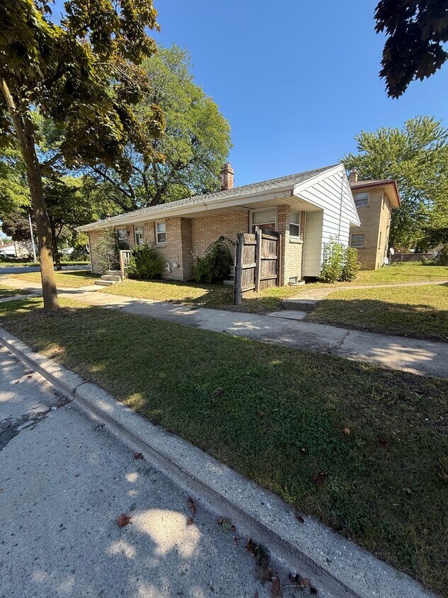 Foto del edificio - 3BR SINGLE FAMILY HOME, YARD, GARAGE, FULL...