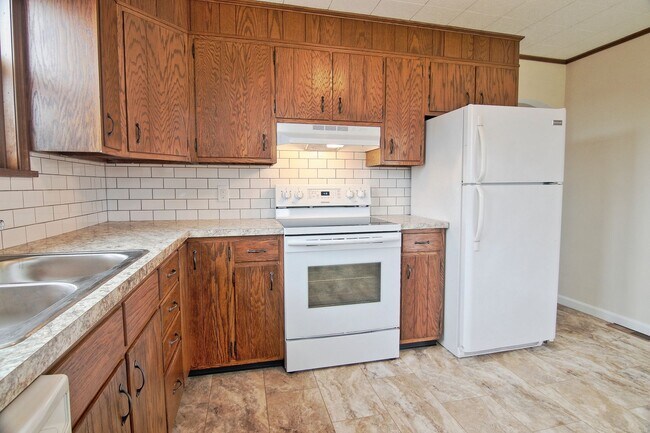 Building Photo - Charming Single Home Available Now!