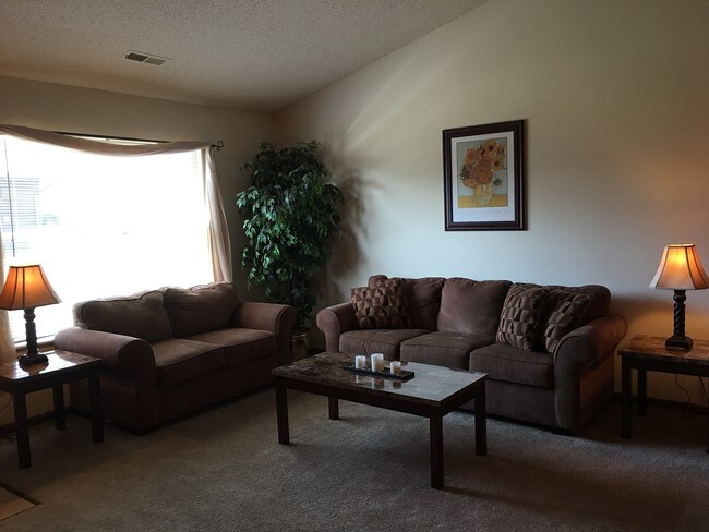 Sala de estar modelo - Covey Run Apartments
