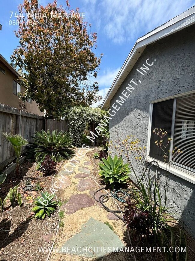 Building Photo - Charming Studio Back House with Parking