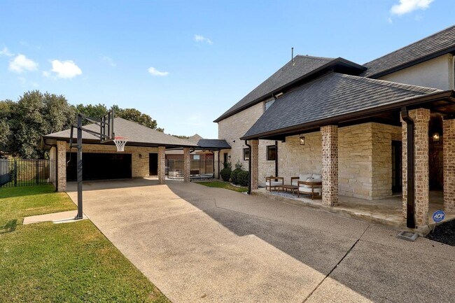 Foto del edificio - 104 Hazeltine Dr