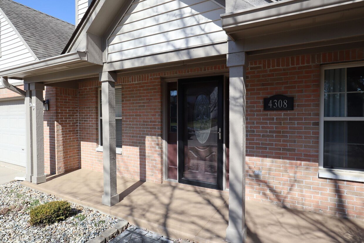 Building Photo - Beautiful 4 Bedroom Greenwood Home!