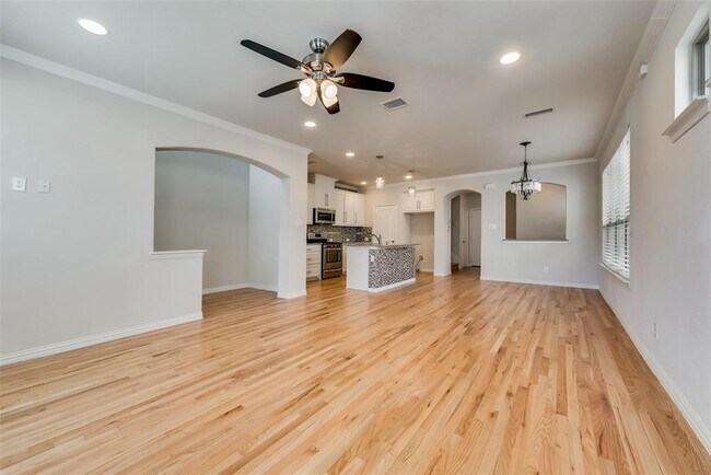 Building Photo - 636 S Greenville Ave