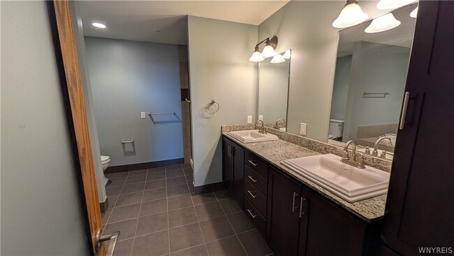 Building Photo - 149 Swan St