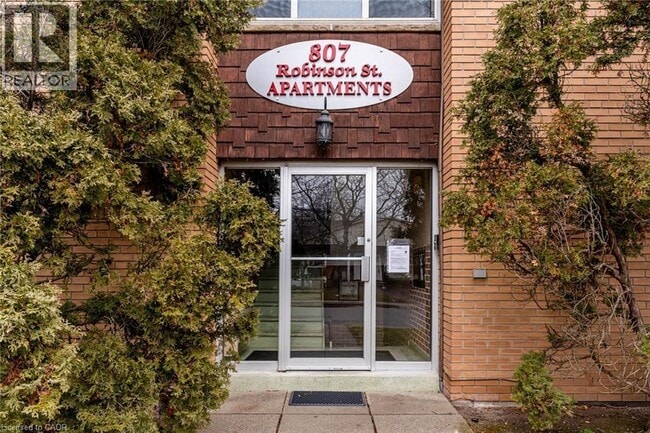 Photo du bâtiment - 807 Robinson St