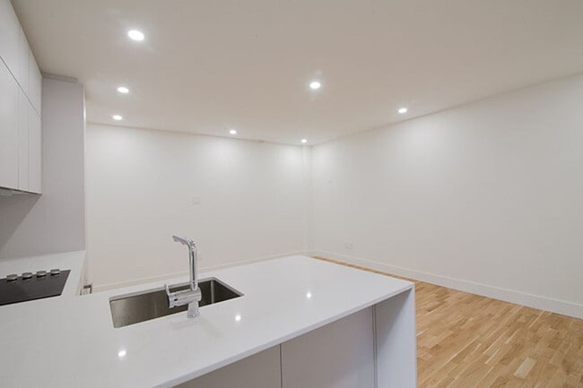 Building Photo - 2100 du Fort