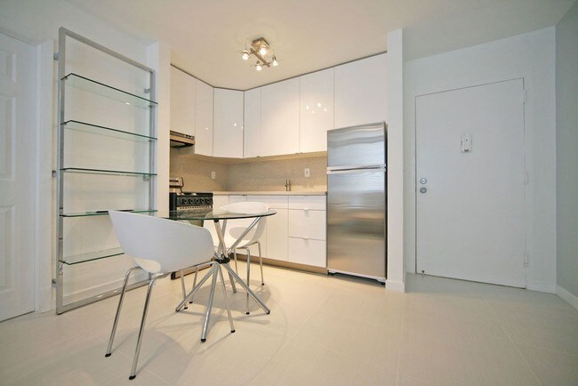 Building Photo - 935 Collins Ave