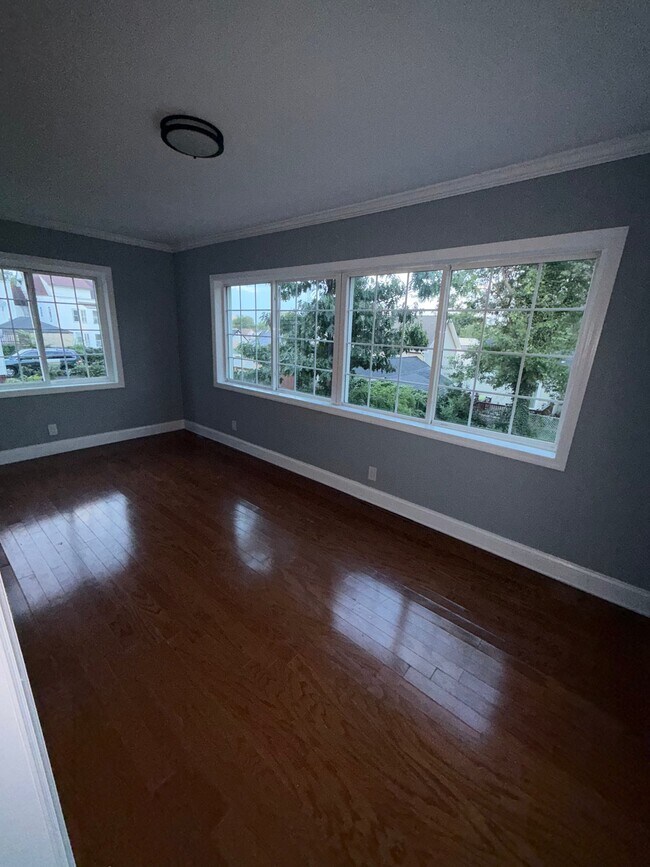 Foto del edificio - 1611 Bayview Ave