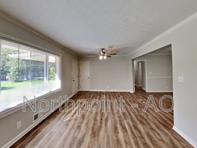 Building Photo - 906 King Dr SE