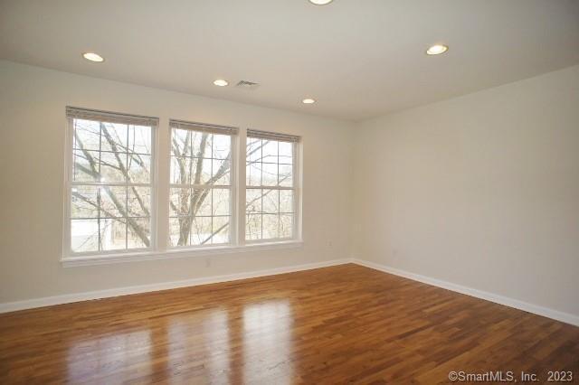 Primary Photo - 32 Oakwood Ave