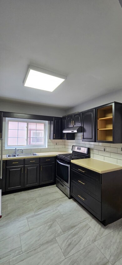 Cocina - 1042 E 211th St