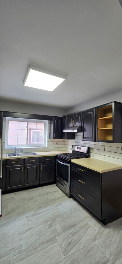 Kitchen - 1042 E 211th St