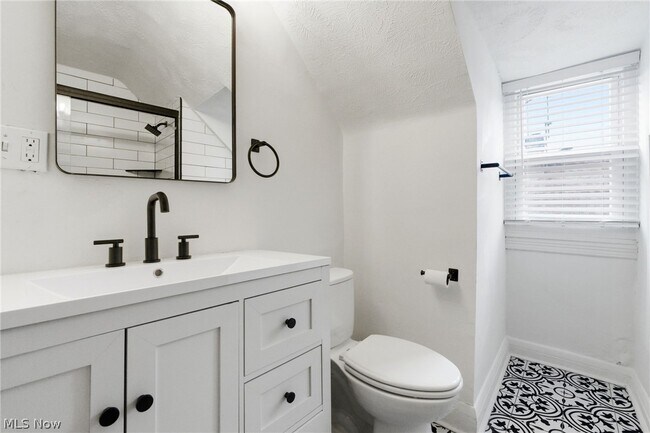 Building Photo - 3326 E Overlook Rd