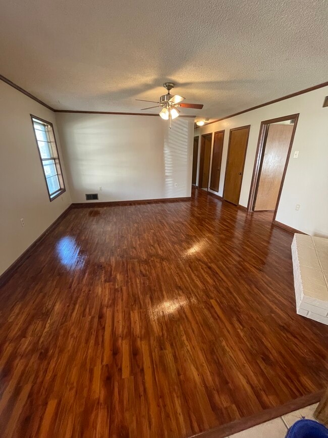 Foto del edificio - 5024 Clear Creek Dr