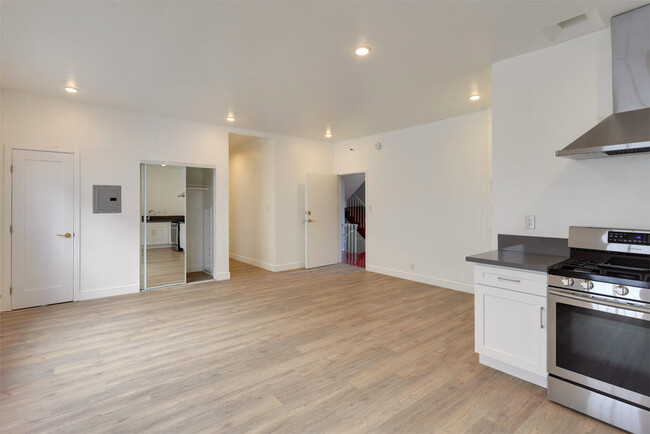 Building Photo - 722 S Manhattan Pl