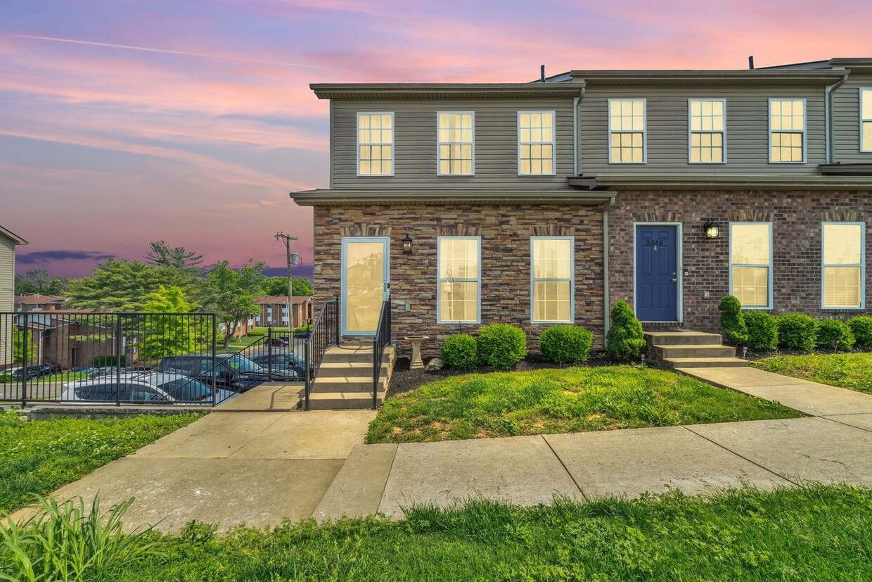 Foto principal - Great End-Unit Townhome with upgrades galore!