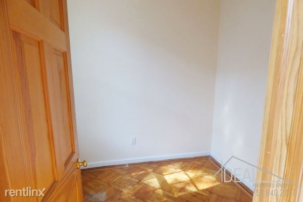 Foto del edificio - 182 Clinton St