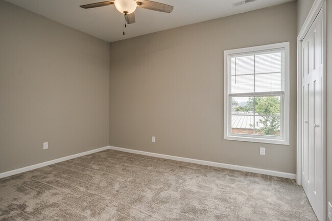 Building Photo - 140 Edgington Dr