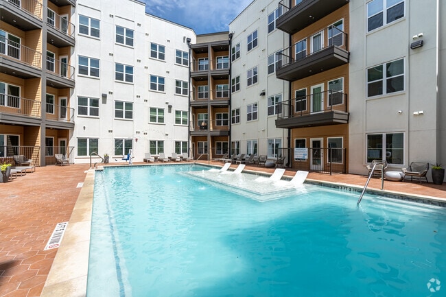 Resort-Style Pool & Sundeck - Park South