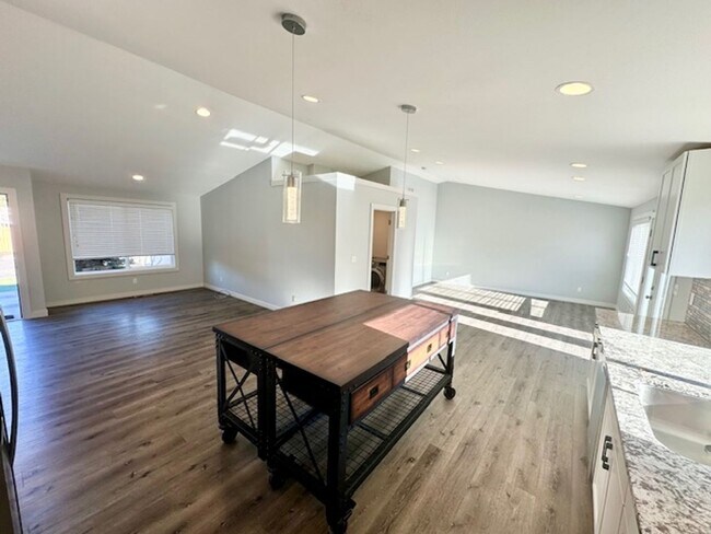 Building Photo - Bright Open 3 bedroom home available now!