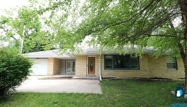 Foto del edificio - 3 Bedroom Home with Large Basement