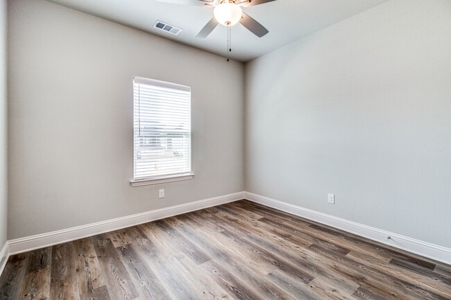 Building Photo - 2807 Orchid Dr