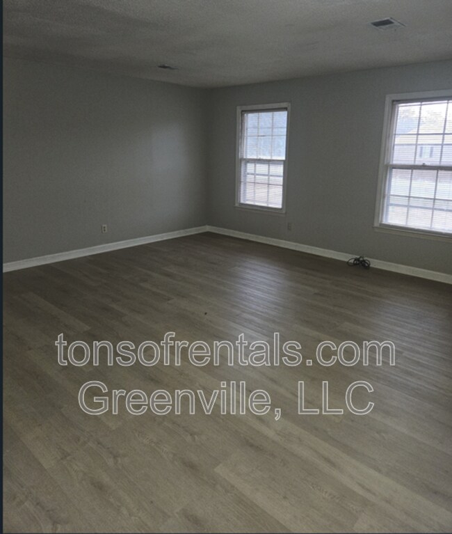 Foto del edificio - 182 Hidden Hill Rd