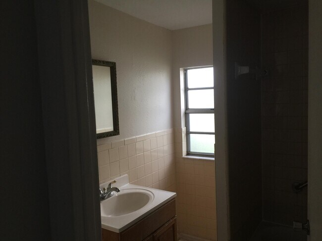 Building Photo - 1166 S Central Ave