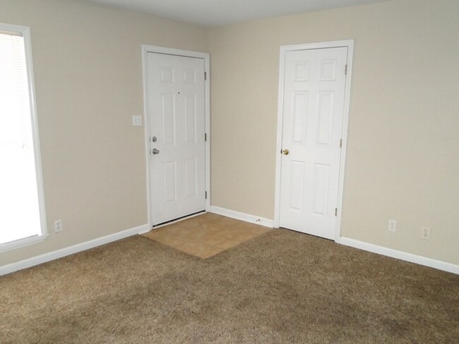 Building Photo - Nice 3 Bed, 1 Bath Home with Covered Front...