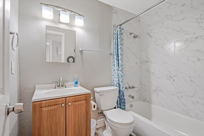 Foto del edificio - 8716 N 15th St