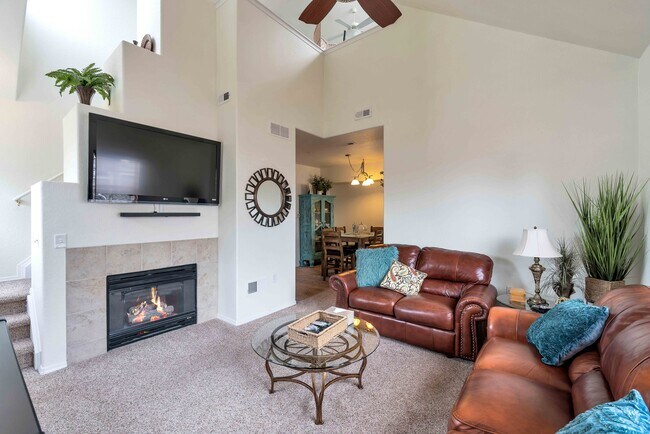 Sala de estar con chimenea - 16372 E Fremont Ave