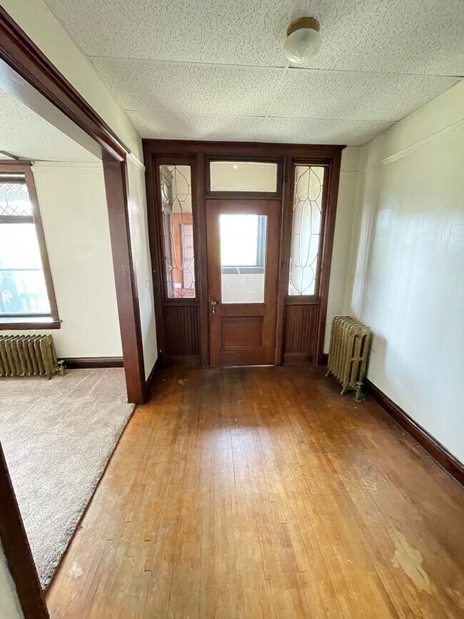 Foto del edificio - AVAILABLE AUGUST - 2 Bedroom 1 Bath Lower ...