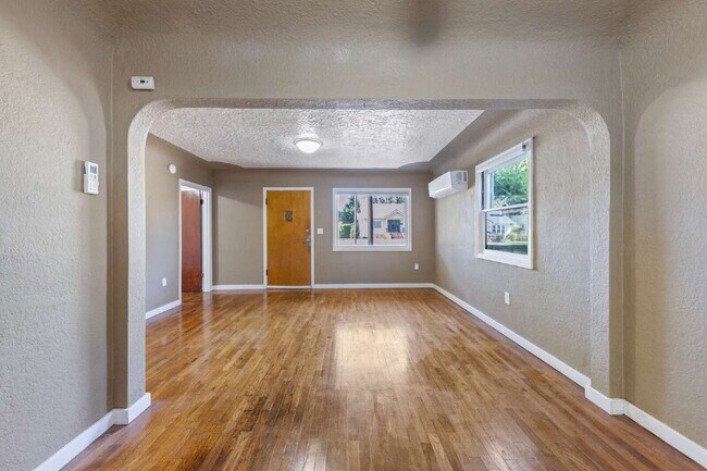 Foto del edificio - MOVE IN SPECIALCharming 2 bedroom duplex