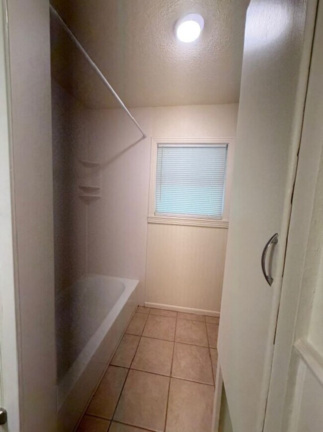 Foto del edificio - Charming 2-Bedroom Rental Home in South Waco with Private Fenced Backyard