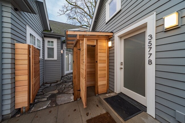 Building Photo - Knott House