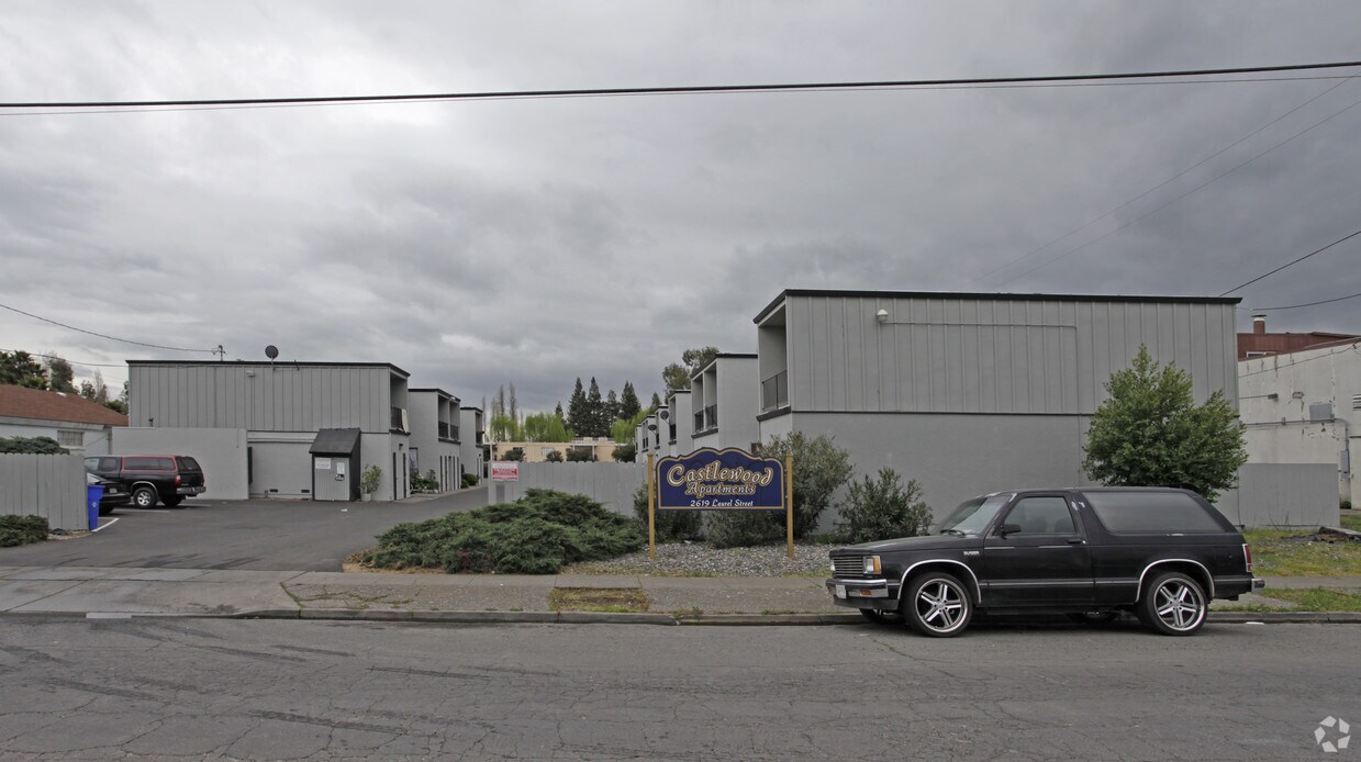Building Photo - Castlewood Apartments