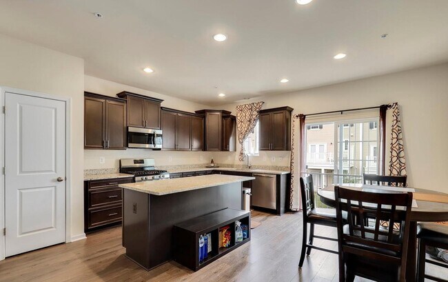 Foto del edificio - 8355 Daydream Cres