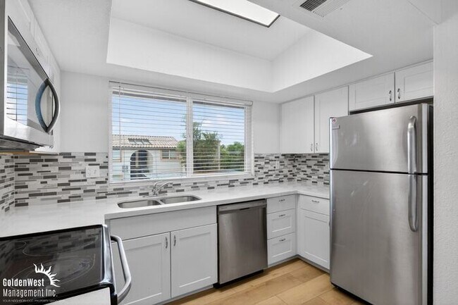 Foto del edificio - Stylish 2Bdm 2Ba Apartment with Fireplace in Phoenix - MI Special!