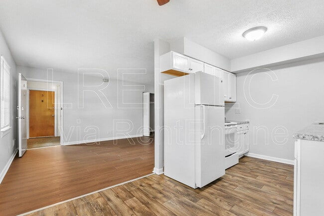 Foto del edificio - 4405 Landside Dr