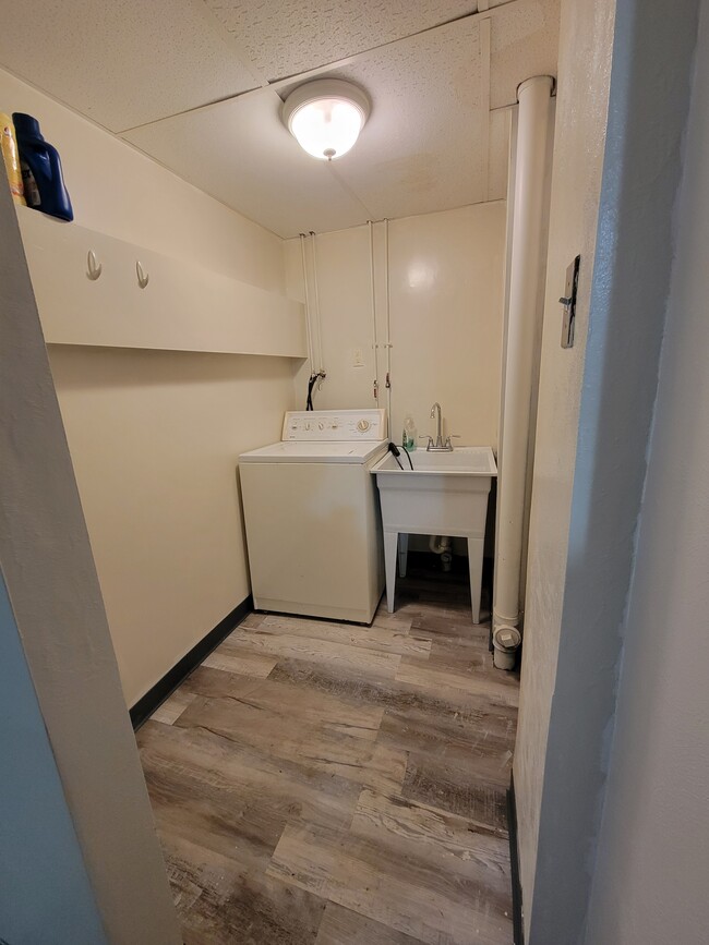 Laundry Unit - 3437 Beechwood Blvd