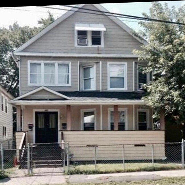 Building Photo - 451 Poplar St