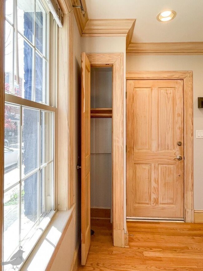 Building Photo - Captivating 1 Bedroom off H Street! Parkin...